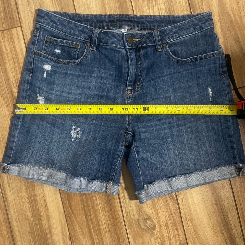 Jennifer Lopez brand women's distressed look jeans shorts size 8 - Picture 9 of 10